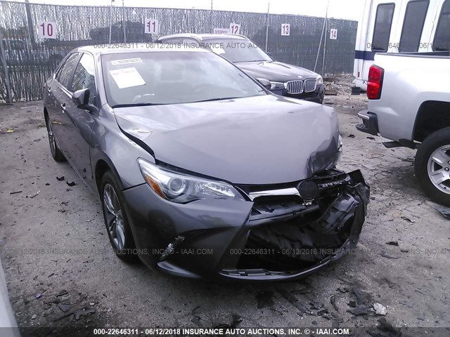 4T1BF1FK3HU711052 - 2017 TOYOTA CAMRY LE/XLE/SE/XSE ნაცრისფერი ფოტო 1