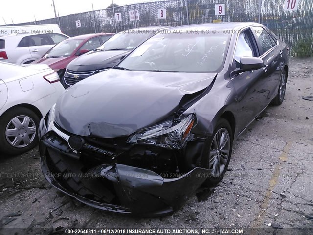 4T1BF1FK3HU711052 - 2017 TOYOTA CAMRY LE/XLE/SE/XSE ნაცრისფერი ფოტო 2