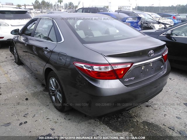 4T1BF1FK3HU711052 - 2017 TOYOTA CAMRY LE/XLE/SE/XSE ნაცრისფერი ფოტო 3