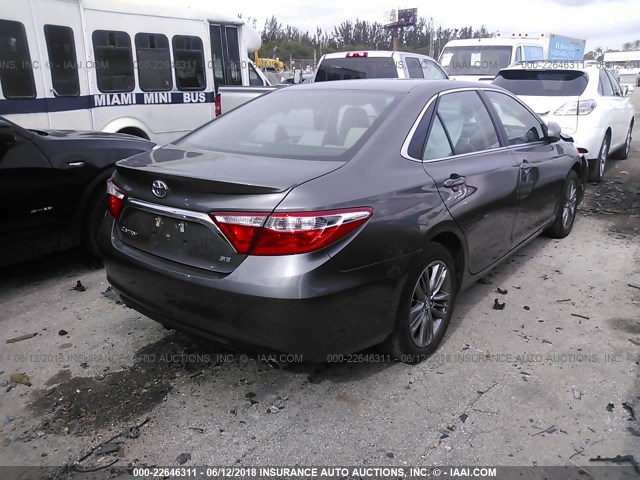 4T1BF1FK3HU711052 - 2017 TOYOTA CAMRY LE/XLE/SE/XSE ნაცრისფერი ფოტო 4