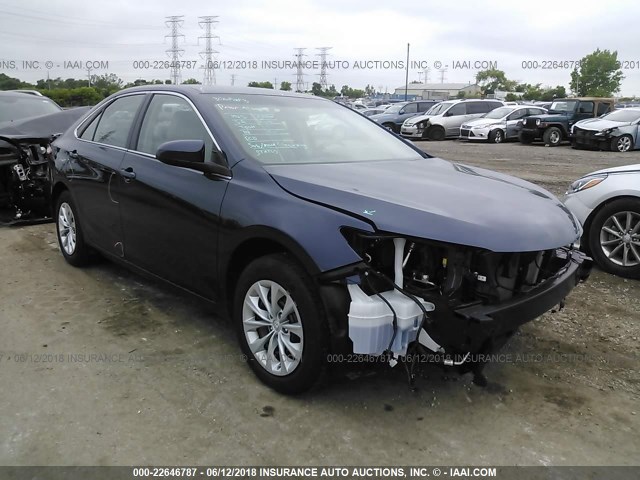 4T1BF1FK0HU685879 - 2017 TOYOTA CAMRY LE/XLE/SE/XSE BLUE photo 1