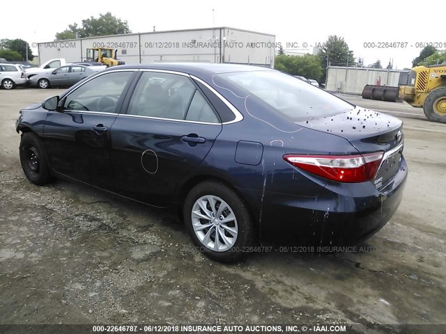4T1BF1FK0HU685879 - 2017 TOYOTA CAMRY LE/XLE/SE/XSE BLUE photo 3