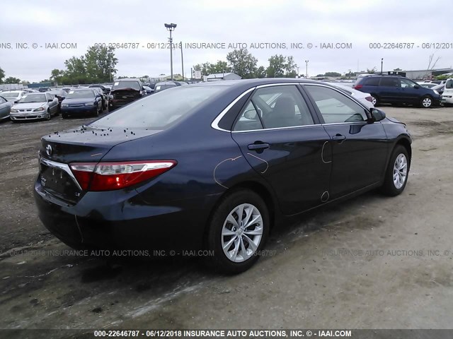 4T1BF1FK0HU685879 - 2017 TOYOTA CAMRY LE/XLE/SE/XSE BLUE photo 4