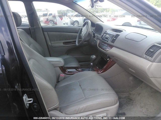 4T1BE32K75U081374 - 2005 TOYOTA CAMRY LE/XLE/SE 黑色 照片 5