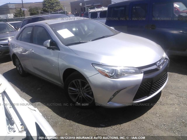 4T1BF1FKXHU667020 - 2017 TOYOTA CAMRY LE/XLE/SE/XSE SILVER photo 1