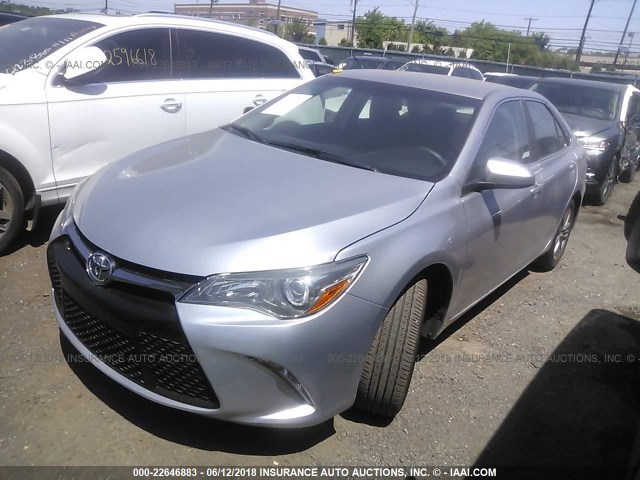 4T1BF1FKXHU667020 - 2017 TOYOTA CAMRY LE/XLE/SE/XSE SILVER photo 2