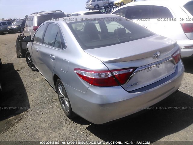 4T1BF1FKXHU667020 - 2017 TOYOTA CAMRY LE/XLE/SE/XSE SILVER photo 3
