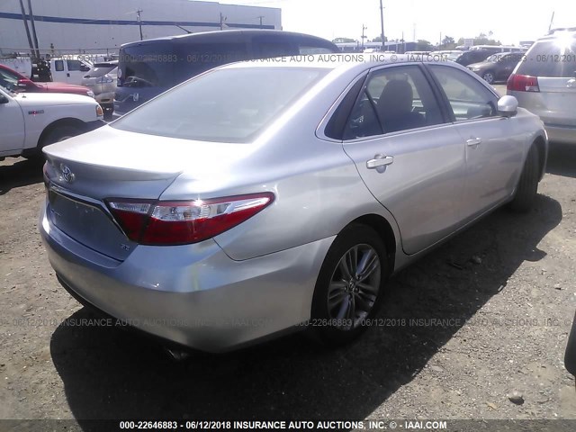 4T1BF1FKXHU667020 - 2017 TOYOTA CAMRY LE/XLE/SE/XSE SILVER photo 4
