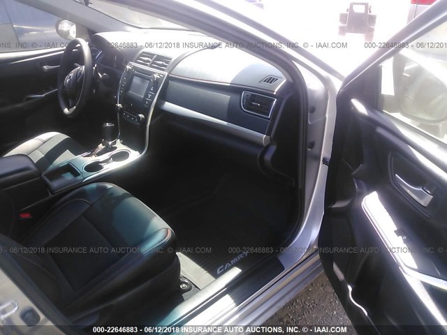 4T1BF1FKXHU667020 - 2017 TOYOTA CAMRY LE/XLE/SE/XSE SILVER photo 5