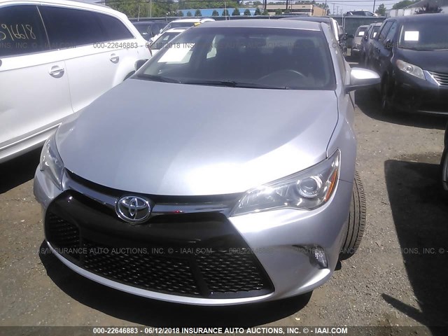 4T1BF1FKXHU667020 - 2017 TOYOTA CAMRY LE/XLE/SE/XSE SILVER photo 6