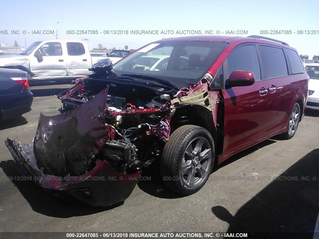 5TDXZ3DC7JS909586 - 2018 TOYOTA SIENNA SE RED photo 2