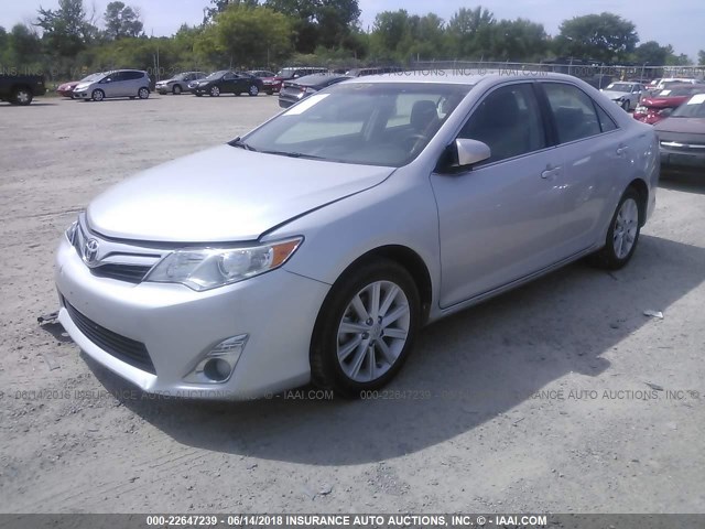 4T4BF1FK2DR312875 - 2013 TOYOTA CAMRY L/SE/LE/XLE 银色 照片 2