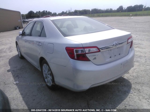 4T4BF1FK2DR312875 - 2013 TOYOTA CAMRY L/SE/LE/XLE SILVER photo 3