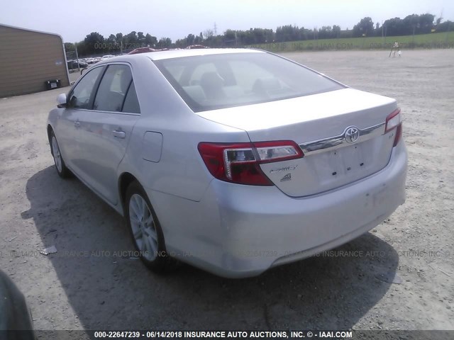 4T4BF1FK2DR312875 - 2013 TOYOTA CAMRY L/SE/LE/XLE 银色 照片 3