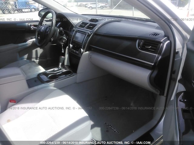 4T4BF1FK2DR312875 - 2013 TOYOTA CAMRY L/SE/LE/XLE 银色 照片 5