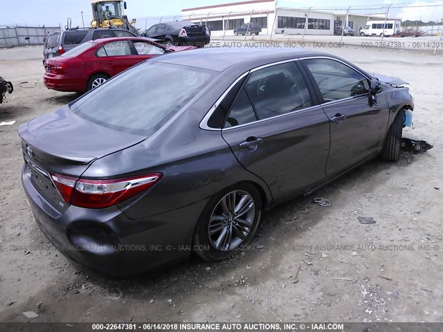 4T1BF1FK1HU443019 - 2017 TOYOTA CAMRY LE/XLE/SE/XSE GRAY photo 4