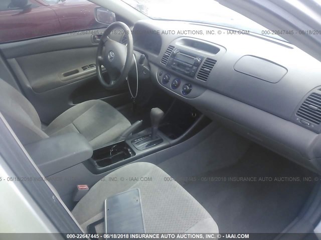 4T1BE32K23U782479 - 2003 TOYOTA CAMRY LE/XLE/SE ვერცხლისფერი ფოტო 5