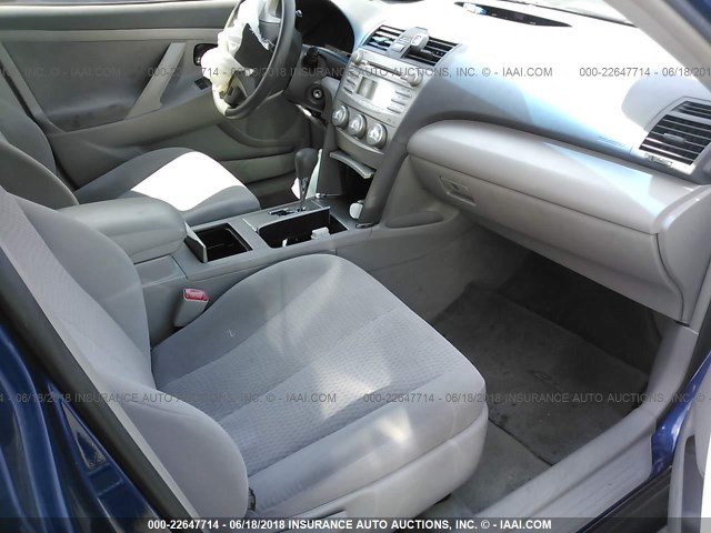 4T1BF3EK1BU592129 - 2011 TOYOTA CAMRY SE/LE/XLE BLUE photo 5
