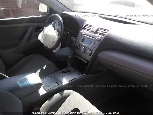 4T1BF3EK1AU052875 - 2010 TOYOTA CAMRY SE/LE/XLE ნაცრისფერი ფოტო 5