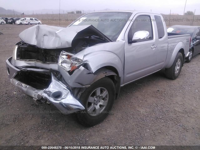 1N6AD06W75C456990 - 2005 NISSAN FRONTIER KING CAB LE/SE/OFF ROAD SILVER photo 2