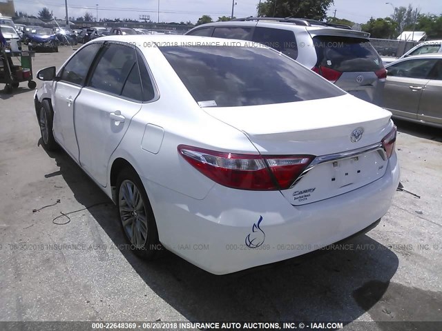 4T1BF1FK0HU376025 - 2017 TOYOTA CAMRY LE/XLE/SE/XSE WHITE photo 3