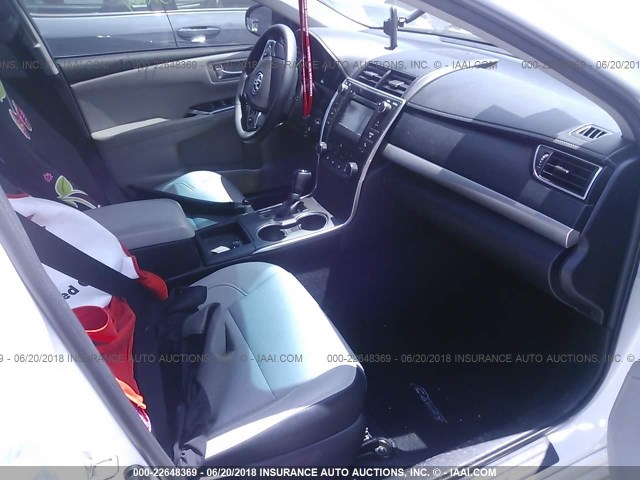 4T1BF1FK0HU376025 - 2017 TOYOTA CAMRY LE/XLE/SE/XSE WHITE photo 5