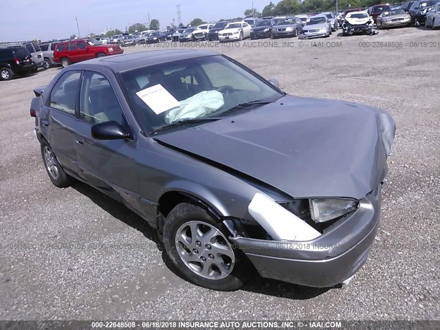 4T1BF28K1WU065722 - 1998 TOYOTA CAMRY CE/LE/XLE SILVER photo 1