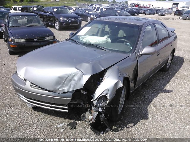 4T1BF28K1WU065722 - 1998 TOYOTA CAMRY CE/LE/XLE SILVER photo 2