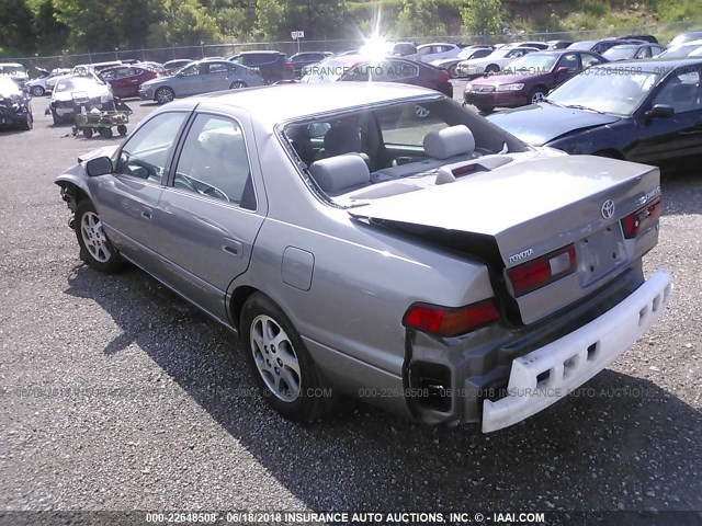 4T1BF28K1WU065722 - 1998 TOYOTA CAMRY CE/LE/XLE SILVER photo 3