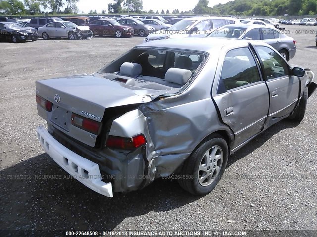 4T1BF28K1WU065722 - 1998 TOYOTA CAMRY CE/LE/XLE SILVER photo 4