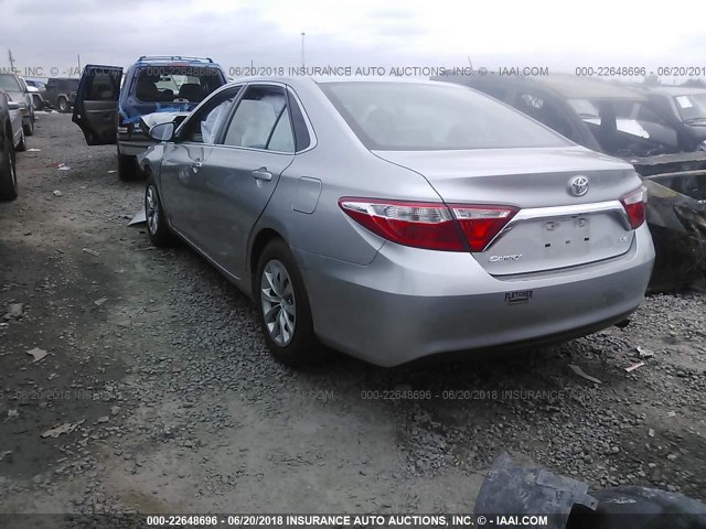 4T1BF1FK1GU142135 - 2016 TOYOTA CAMRY LE/XLE/SE/XSE SILVER photo 3