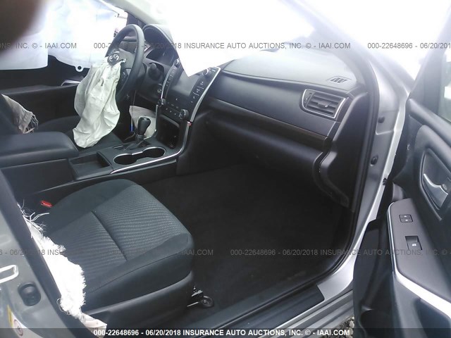 4T1BF1FK1GU142135 - 2016 TOYOTA CAMRY LE/XLE/SE/XSE SILVER photo 5