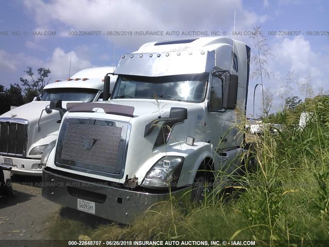 4V4NC9TG27N438627 - 2007 VOLVO VN L WHITE photo 2