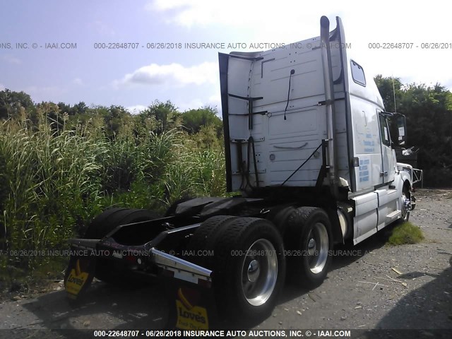 4V4NC9TG27N438627 - 2007 VOLVO VN L WHITE photo 4