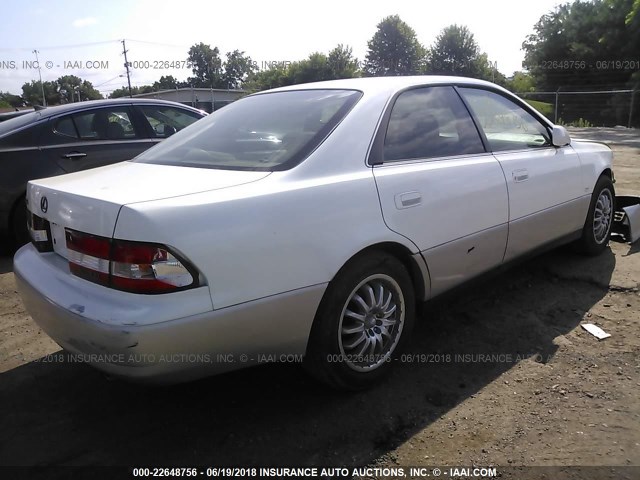 JT8BF28GXY0262512 - 2000 LEXUS ES 300 WHITE photo 4