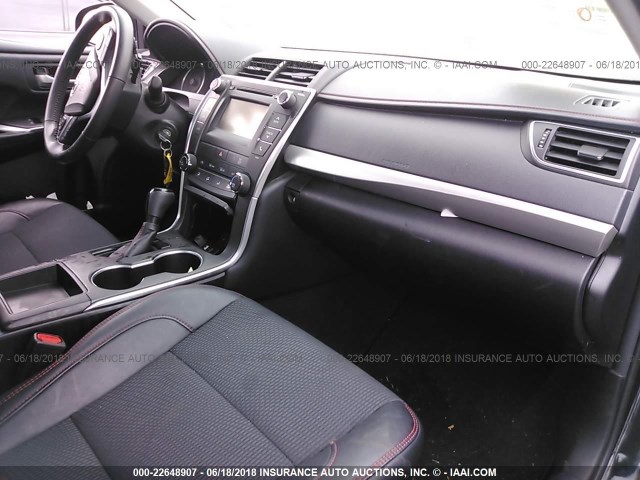 4T1BF1FK3GU613170 - 2016 TOYOTA CAMRY LE/XLE/SE/XSE BLACK photo 5