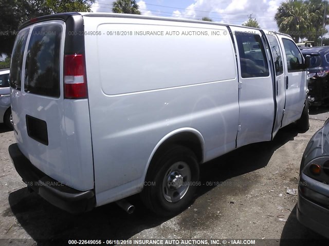 1GCWGBFG2H1285490 - 2017 CHEVROLET EXPRESS G2500  WHITE photo 4