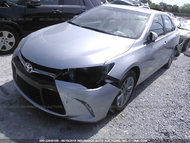 4T1BF1FK2FU105285 - 2015 TOYOTA CAMRY LE/XLE/SE/XSE SILVER photo 2