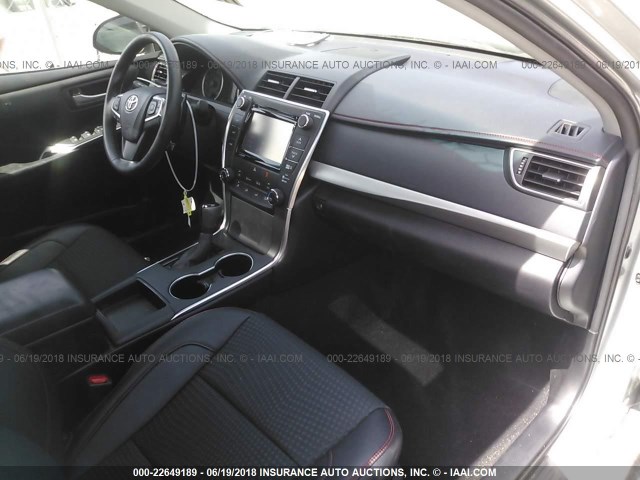 4T1BF1FK2FU105285 - 2015 TOYOTA CAMRY LE/XLE/SE/XSE SILVER photo 5