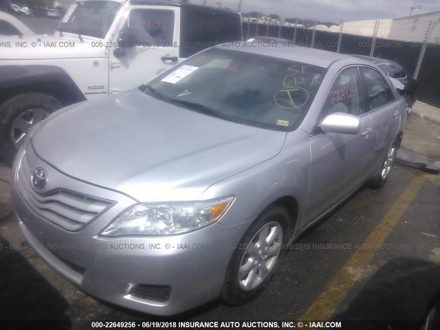 4T1BF3EK6AU111774 - 2010 TOYOTA CAMRY SE/LE/XLE ვერცხლისფერი ფოტო 2