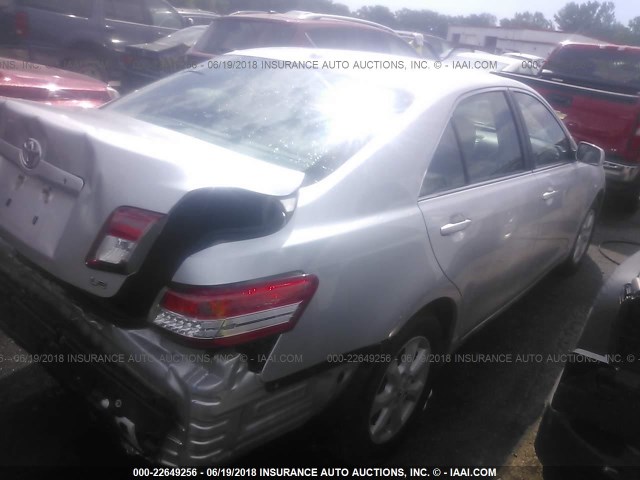 4T1BF3EK6AU111774 - 2010 TOYOTA CAMRY SE/LE/XLE ვერცხლისფერი ფოტო 4