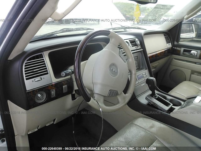 5LMFU27RX3LJ32094 - 2003 LINCOLN NAVIGATOR WHITE photo 5