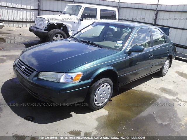 JT2BG22K4W0167235 - 1998 TOYOTA CAMRY CE/LE/XLE GREEN photo 2
