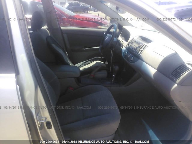 4T1BE32K26U125329 - 2006 TOYOTA CAMRY LE/XLE/SE ვერცხლისფერი ფოტო 5