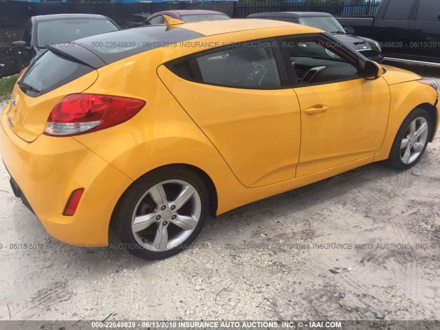 KMHTC6AD0FU228294 - 2015 HYUNDAI VELOSTER YELLOW photo 4