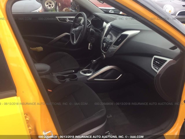 KMHTC6AD0FU228294 - 2015 HYUNDAI VELOSTER YELLOW photo 5