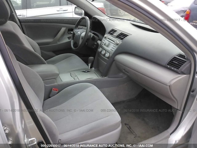 4T1BF3EK9BU197096 - 2011 TOYOTA CAMRY SE/LE/XLE SILVER photo 5