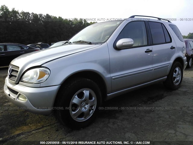 4JGAB54E62A322653 - 2002 MERCEDES-BENZ ML 320 SILVER photo 2