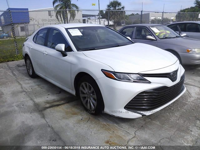 4T1B11HK1JU086281 - 2018 TOYOTA CAMRY L/LE/XLE/SE/XSE WHITE photo 1