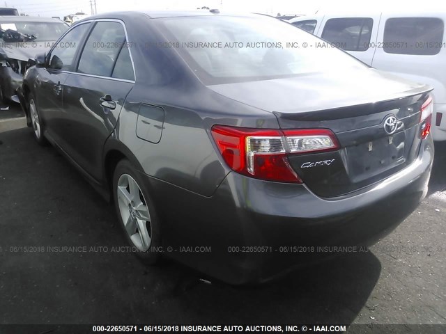 4T1BF1FK3EU812927 - 2014 TOYOTA CAMRY L/SE/LE/XLE ნაცრისფერი ფოტო 3